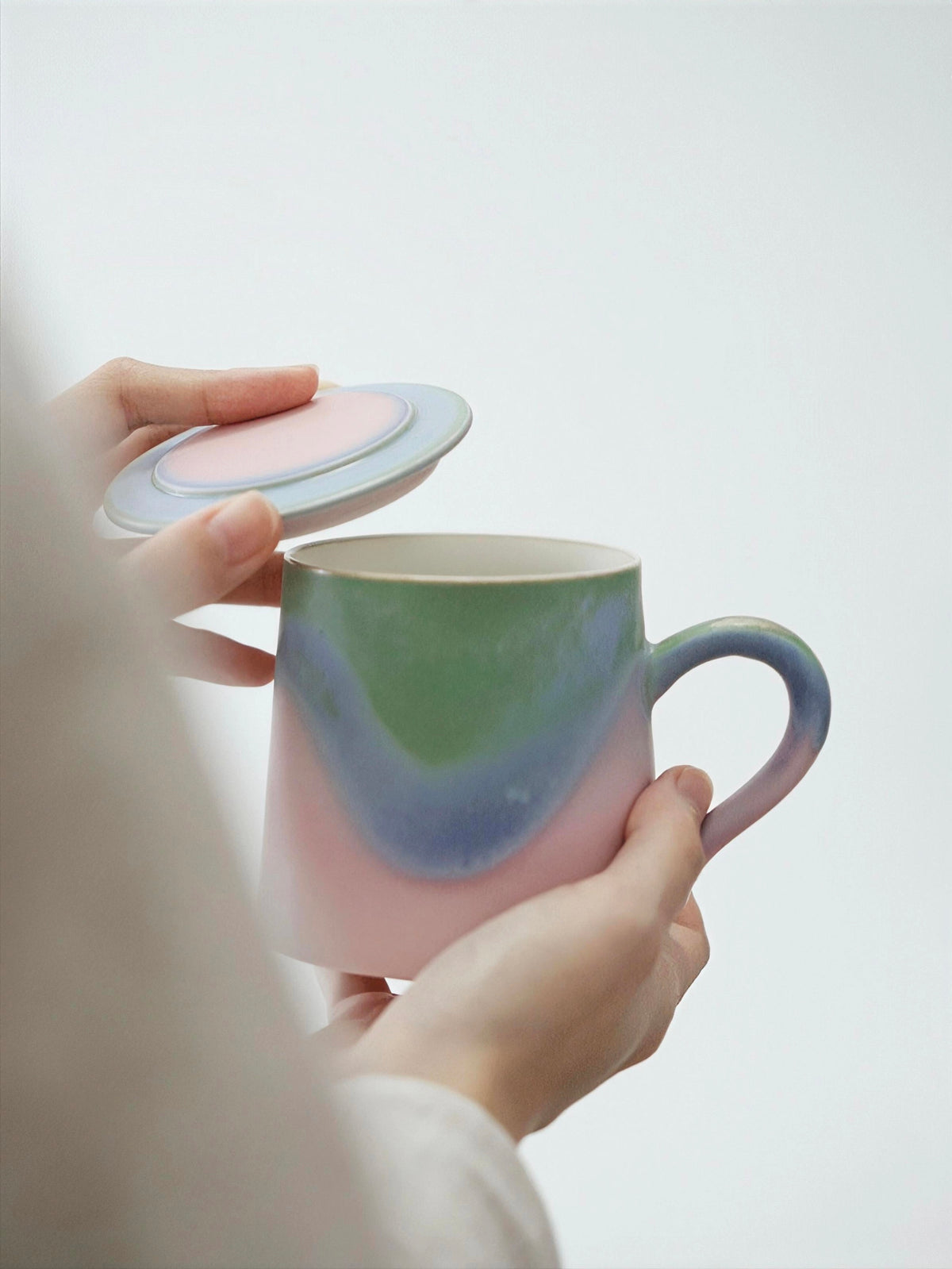 Xiangshang Mountain Glimpse Green Lidded Mug, Handmade Jingdezhen Reactive Glaze Mug
